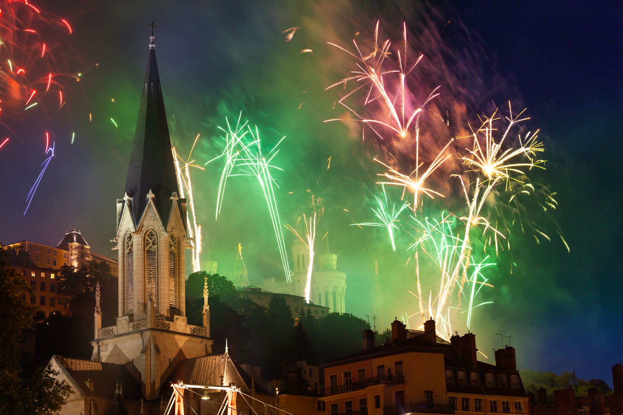 Fireworks-in-Lyon-night-sky